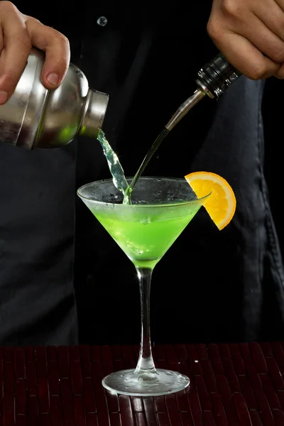 Derramando um Martini — Fotografia de Stock