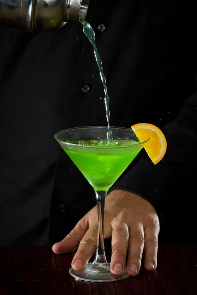 Derramando um Martini — Fotografia de Stock