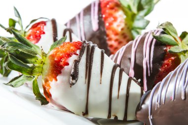 çikolata kaplı çilekler