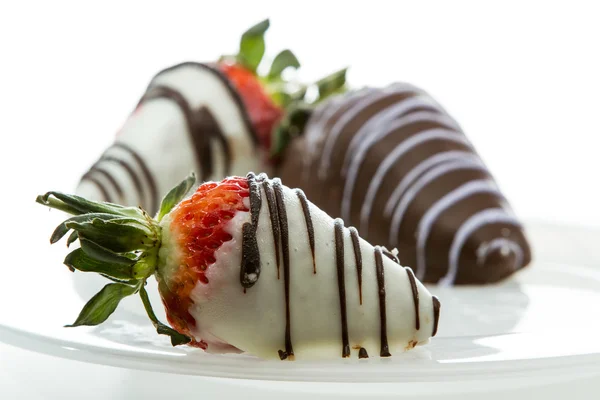 초콜릿으로 딸기를 덮다 — 스톡 사진