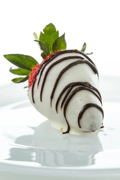 Chocolate covered strawberry — Stock Photo, Image