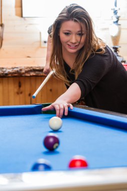 genç kadın havuz çalmaya