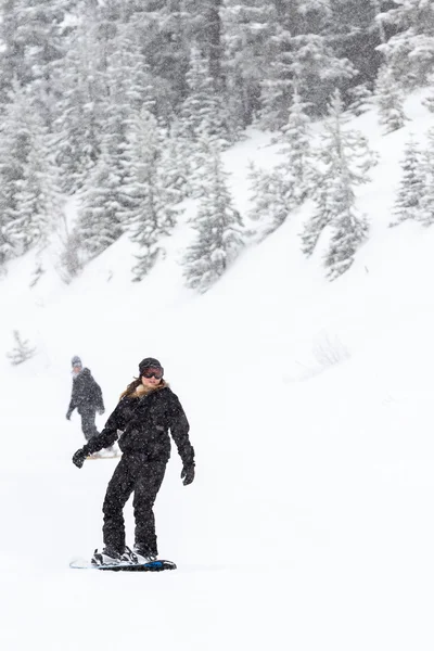 Kobieta nowboarding — Zdjęcie stockowe