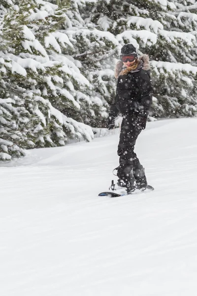 Mulher nowboarding — Fotografia de Stock