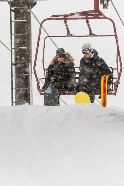 Pareja snowboard — Foto de Stock