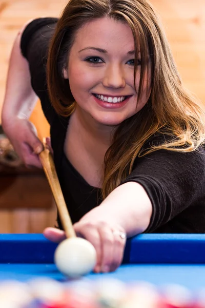 Mujer joven jugando billar — Foto de Stock