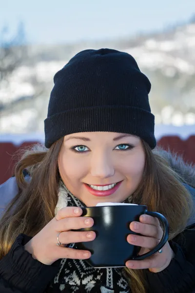 Beautiful young woman with hot chocolate — Stock Photo, Image