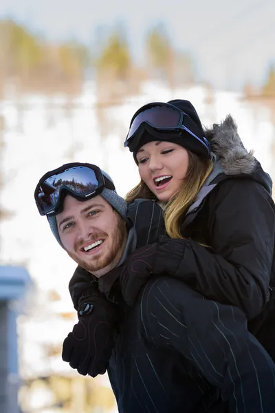 Casal em equipamento de neve — Fotografia de Stock