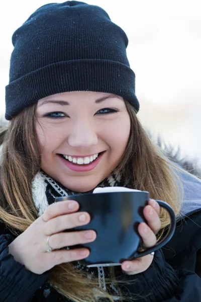 Beautiful young woman with hot chocolate — Stock Photo, Image