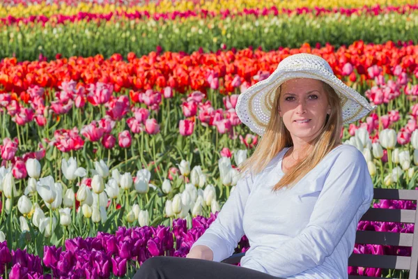 Bella donna nel campo dei tulipani — Foto Stock