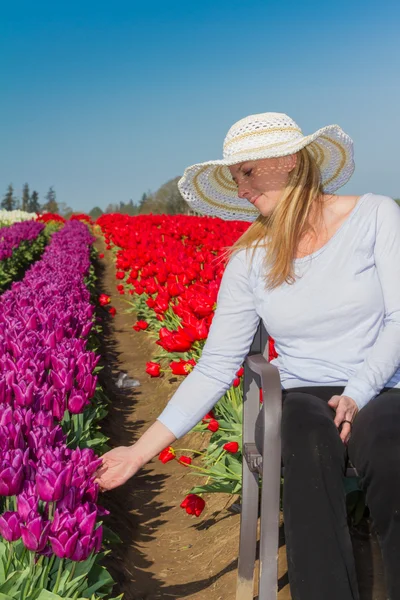 Bella donna nel campo dei tulipani — Foto Stock