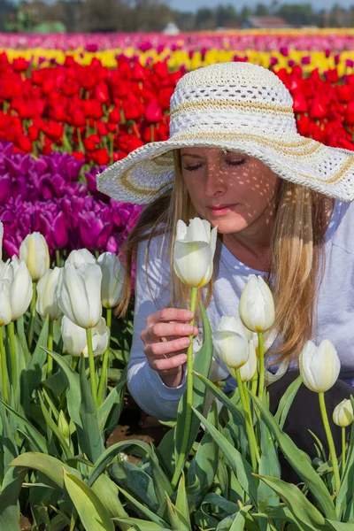 Beautiful woman in the tulip field — Stock Photo, Image