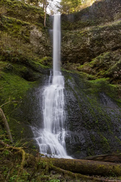 Våren vattenfall — Stockfoto