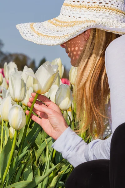 Gyönyörű nő a tulipán mező — Stock Fotó