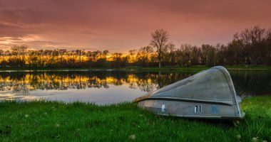 Gölde gün batımı