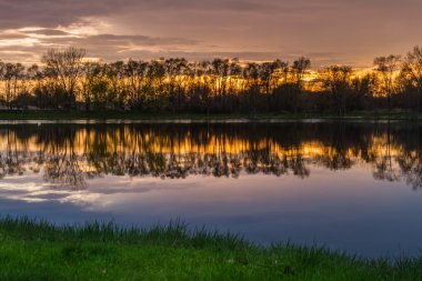 Gölde gün batımı