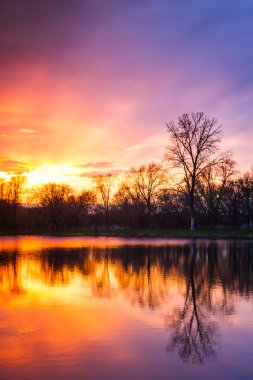 Gölde gün batımı