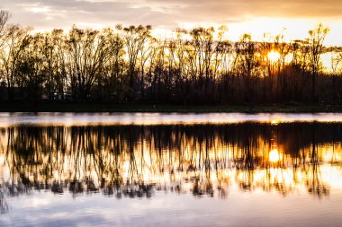 Gölde gün batımı