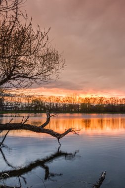 Gölde gün batımı