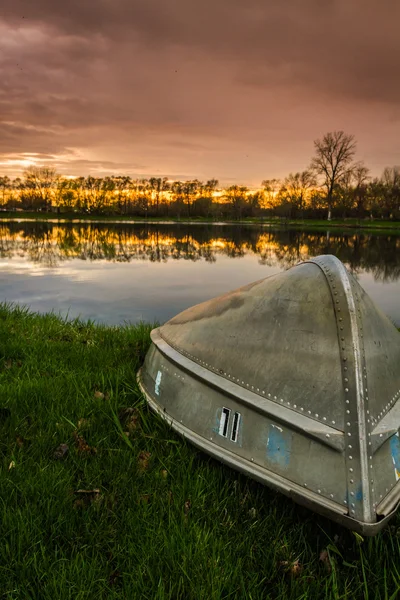 Sunset on the lake — Stock Photo, Image