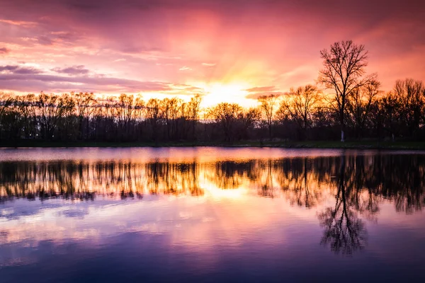 Gölde gün batımı