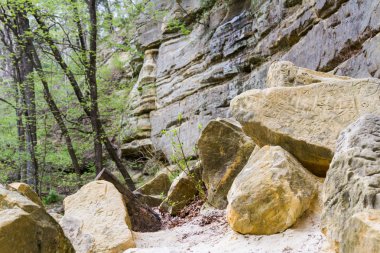 kumtaşı kayalıklarla