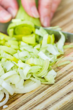 нарізки свіжі цибулю-порей 