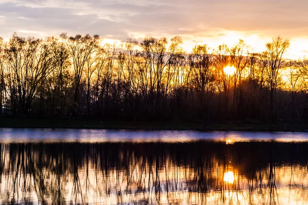 Solnedgång på sjön — Stockfoto