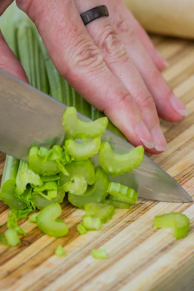 Slicing celery — Stock Photo, Image