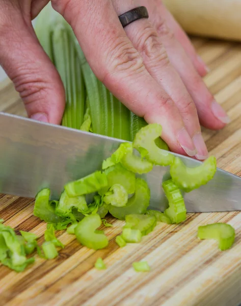 Slicing celery — Stock Photo, Image