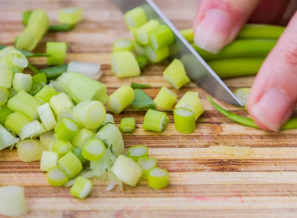 Slicing leeks or green onions — Stock Photo, Image