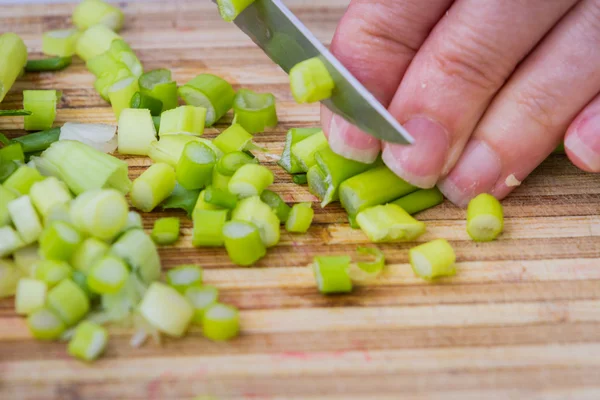 Slicing leeks or green onions — Stock Photo, Image