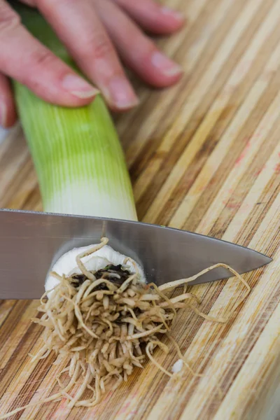 Slicing fresh leeks — Stock Photo, Image