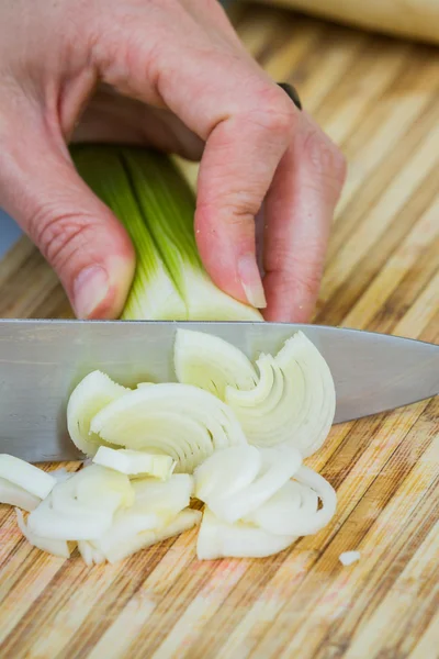 Slicing fresh leeks — Stock Photo, Image