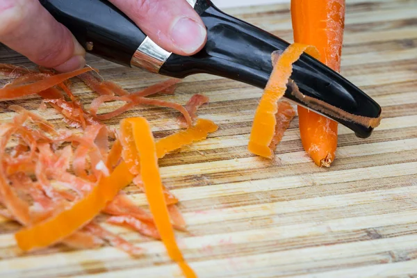 Peeling a carrot — Stock Photo, Image