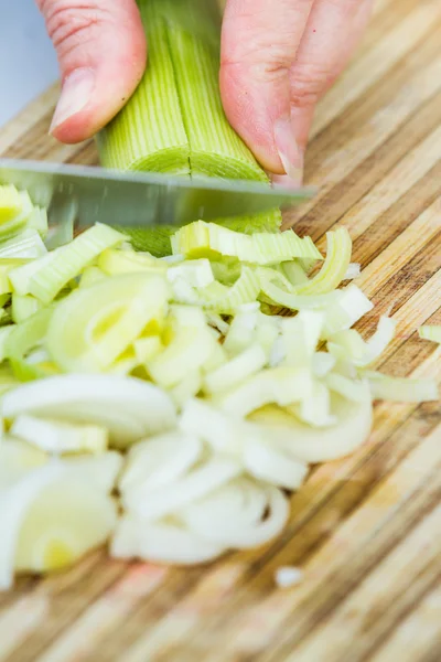 Slicing fresh leeks — Stock Photo, Image