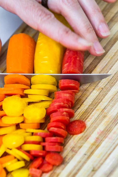 Slicing carrots — Stock Photo, Image