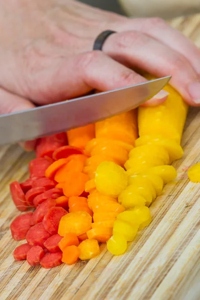 Slicing carrots — Stock Photo, Image