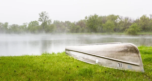 Весенний туман над озером — стоковое фото