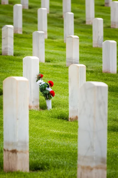 Květiny v vojenský hřbitov — Stock fotografie
