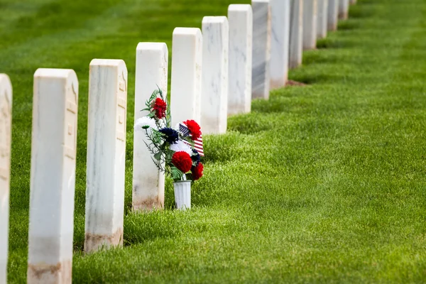 在军事的墓地里的花朵 — 图库照片