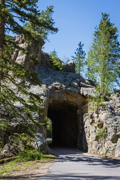 Узкий туннель — стоковое фото