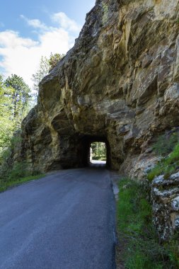 rock aracılığıyla tünel 