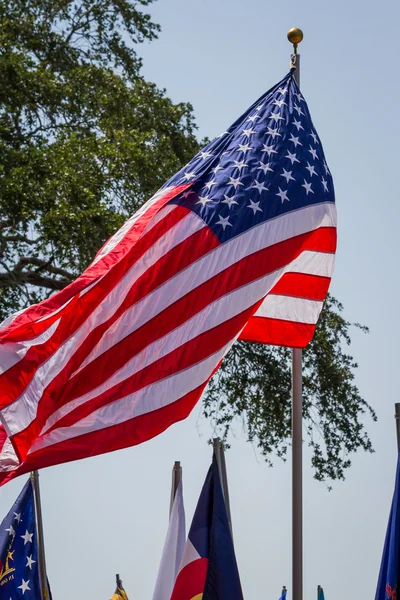 Drapeau américain qui souffle dans le vent — Photo