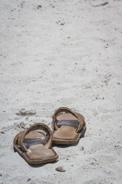 Sandalias vacías en la playa —  Fotos de Stock