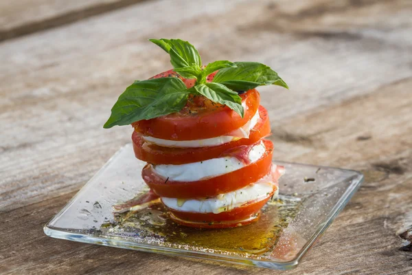 Taze mozarella ve domates salatası. — Stok fotoğraf