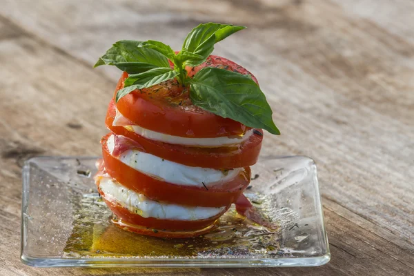 Čerstvý mozzarella a rajčatový salát — Stock fotografie