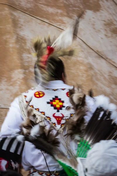 Interprète amérindien avec flou de mouvement — Photo