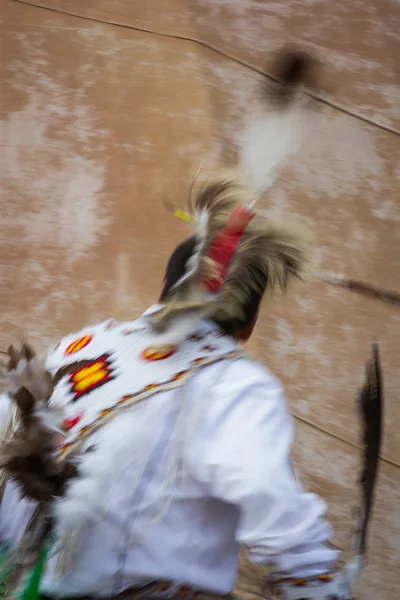 Interprète amérindien avec flou de mouvement — Photo