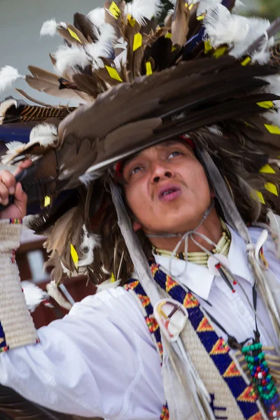 Interprète amérindien avec flou de mouvement — Photo